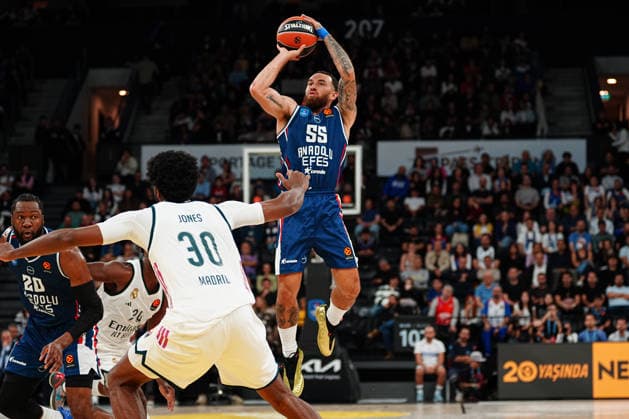 Anadolu Efes vs. Real Madrid EuroLeague 2026-2027 Regular Season Round 2 Game Mike James 55, of Anadolu Efes shoots the ball during the Euroleague 2026-2027 Regular Season Round 2 game between Anadolu Efes and Real Madrid on September 29, 2026 in Istanbul, Turkey. Istanbul Turkcell Basketball Development Turkey Copyright: xMuratxYuce PSxImagesxMuratxYuce PSxImagesx