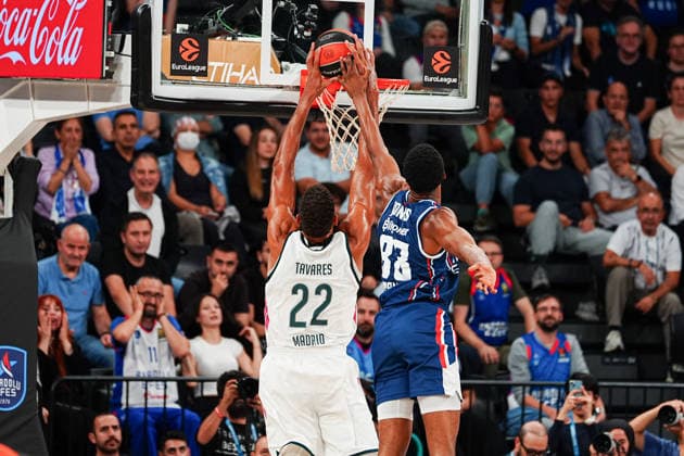 Anadolu Efes vs. Real Madrid EuroLeague 2026-2027 Regular Season Round 2 Game Walter Tavares 22, of Real Madrid with Kai Jones 88, of Anadolu Efes in action during the Euroleague 2026-2027 Regular Season Round 2 game between Anadolu Efes and Real Madrid on September 29, 2026 in Istanbul, Turkey. Istanbul Turkcell Basketball Development Turkey Copyright: xMuratxYuce PSxImagesxMuratxYuce PSxImagesx
