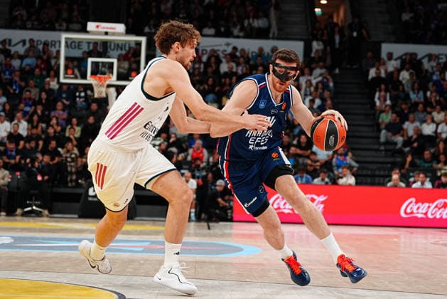 Anadolu Efes vs. Real Madrid EuroLeague 2026-2027 Regular Season Round 2 Game Ercan Osmani 24, of Anadolu Efes dribbles the ball during the Euroleague 2026-2027 Regular Season Round 2 game between Anadolu Efes and Real Madrid on September 29, 2026 in Istanbul, Turkey. Istanbul Turkcell Basketball Development Turkey Copyright: xMuratxYuce PSxImagesxMuratxYuce PSxImagesx