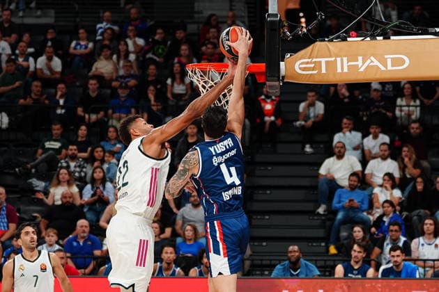 Anadolu Efes vs. Real Madrid EuroLeague 2026-27 Regular Season Round 2 Game Walter Tavares 22, of Real Madrid blocks the shot by Santi Yusta 4, of Anadolu Efes during the Euroleague 2026-2027 Regular Season Round 2 game between Anadolu Efes and Real Madrid on September 29, 2026 in Istanbul, Turkey. Istanbul Turkcell Basketball Development Turkey Copyright: xMuratxYuce PSxImagesxMuratxYuce PSxImagesx