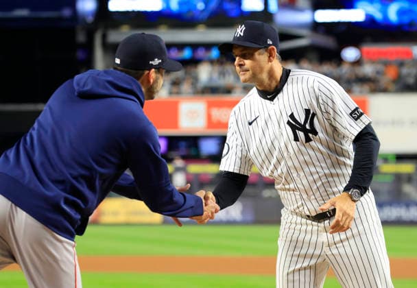 New York Yankees manager Aaron Boone (R) shakes hands with Boston Red Sox manager Chad Tracy before the start of an MLB, Baseball Herren, USA American League Wild Card game at Yankee Stadium in New York City, on Tuesday, September 29, 2026.  NYP20260929707 COREYxSIPKIN