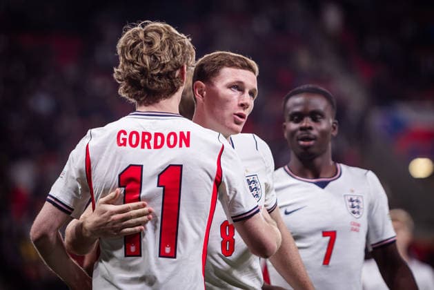 CZECHIA - ENGLAND Anthony Gordon of England and Barcelona celebrates a goal with Elliot Anderson of England and Manchester City during UEFA Nations League - League A - Group A3 - Matchday 2 - football match between Czechia and England. Fortuna Arena, Eden, Stadion, Prague, Czechia September 29, 2026. Photo by Branislav Racko Copyright: xx _BRR9987