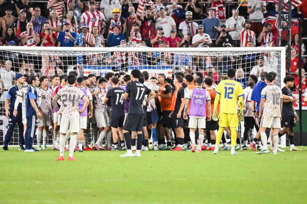 ST. LOUIS, MO - SEPTEMBER 29: Players form both teams including the benches gather in front of the United States goal as players push and shove during the Impact Match where the United States Men™s national team, Nationalteam hosted the Chile Men™s National Team on Tuesday September 29th, 2026, at Energizer Park in St. Louis City, MO. (Photo by Rick Ulreich Icon Sportswire) SOCCER: SEP 29 USA vs Chile EDITORIAL USE ONLY Icon26092942
