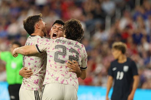 September 29, 2026, St. Louis, Missouri, USA: ST. LOUIS, MO - SEPTEMBER 29: BEN BRERETON of CHILE celebrates with teammates after scoring during an International Friendly, Länderspiel, Nationalmannschaft against the USA MEN S national team, Nationalteam at Energizer Park in St. Louis, Missouri, on September 29, 2026. St. Louis USA - ZUMAn332 20260929_zsp_n332_029 Copyright: xTaylorxNickersonx