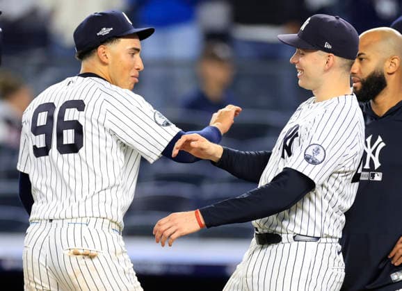 New York Yankees shortstop George Lombard Jr. (96) celebrates with Ben Rice after the Yankees beat the Boston Red Sox 9-0 in the first game of an MLB, Baseball Herren, USA American League Wild Card series at Yankee Stadium in New York City, on Tuesday, September 29, 2026.  NYP20260929735 COREYxSIPKIN