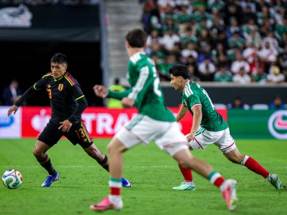 September 29, 2026, Harrison, New Jersey, USA: MARCO HUAMcN ( 13) of Peru dribbles away from Mexican defenders during an International Friendly, Länderspiel, Nationalmannschaft at Sports Illustrated Stadium in Harrison, NJ on September 29, 2026. Harrison USA - ZUMAm283 20260929_zsp_m283_010 Copyright: xBillyxMyersx