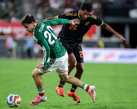 September 29, 2026, Harrison, New Jersey, USA: PIERO MAGALLANES ( 26) of Peru battles with MATEO CHcVEZ ( 20) of Mexico during an International Friendly, Länderspiel, Nationalmannschaft at Sports Illustrated Stadium in Harrison, NJ on September 29, 2026. Harrison USA - ZUMAm283 20260929_zsp_m283_025 Copyright: xBillyxMyersx