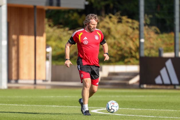 Stefan Wessels (Deutschland, Torwart-Trainer) mit Ball, GER, Deutschland Nationalmannschaft, Training, Fussball, UEFA Nations League, Saison 2026 2027, 29.09.2026, GER, Deutschland Nationalmannschaft, Training, Fussball, UEFA Nations League, Saison 2026 2027, 29.09.2026 Herzogenaurach Copyright: xEibner-Pressefoto JennixMaulx EP_JML