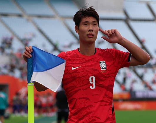 (260930) -- OSAKA, Sept. 30, 2026 -- Lee Youngjun of South Korea celebrates his scoring during the men s semifinals of football between China and South Korea at 20th Asian Games Aichi-Nagoya 2026 in Osaka, Japan, Sept. 30, 2026. ) (SP)JAPAN-OSAKA-ASIAN GAMES-FOOTBALL-MEN S SEMIFINALS-CHN VS KOR JiaxHaocheng 