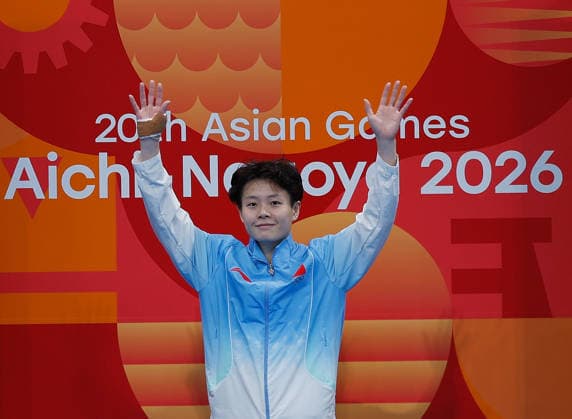 (260930) -- TOKYO, Sept. 30, 2026 -- Chen Yiwen of China greets the spectators ahead of the women s 3m springboard final of diving at the 20th Asian Games Aichi-Nagoya 2026 in Tokyo, Japan, Sept. 30, 2026. ) (SP)JAPAN-TOKYO-ASIAN GAMES-DIVING-WOMEN S 3M SPRINGBOARD-FINAL WuxZhizun 
