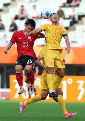 (260930) -- OSAKA, Sept. 30, 2026 -- Wu Xi (R) of China vies for a header with Hwang Doyun of South Korea during the men s semifinals of football between China and South Korea at 20th Asian Games Aichi-Nagoya 2026 in Osaka, Japan, Sept. 30, 2026. ) (SP)JAPAN-OSAKA-ASIAN GAMES-FOOTBALL-MEN S SEMIFINALS-CHN VS KOR JiaxHaocheng 
