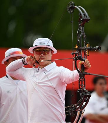 (260930) -- OKAZAKI, Sept. 30, 2026 -- Choi Yonghee of South Korea competes during the men s team bronze medal match of archery between Chinese Taipei and South Korea at the 20th Asian Games Aichi-Nagoya 2026 in Okazaki of Aichi Prefecture, Japan, Sept. 30, 2026. ) (SP)JAPAN-OKAZAKI-ASIAN GAMES-ARCHERY-COMPOUND MEN S TEAM-BRONZE MEDAL YuxYang 