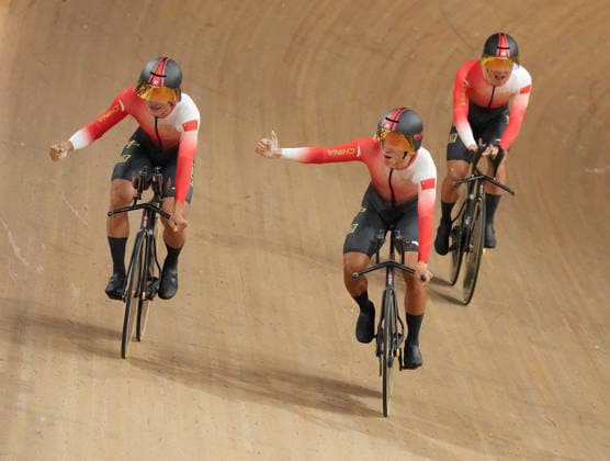 (260929) -- SHIZUOKA, Sept. 29, 2026 -- Riders of team China celebrate during the men s team pursuit final of cycling track at the 20th Asian Games Aichi-Nagoya 2026 in Izu of Shizuoka Prefecture, Japan, Sept. 30, 2026. ) (SP)JAPAN-SHIZUOKA-ASIAN GAMES-CYCLING TRACK-MEN S TEAM PURSUIT ZhouxMi 
