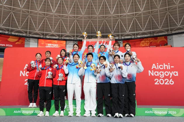 (260930) -- SHIZUOKA, Sept. 30, 2026 -- Gold medalist team China (C), silver medalist team Japan (L) and bronze medalist team South Korea pose during the awarding ceremony for the women s team pursuit final of cycling track at 20th Asian Games Aichi-Nagoya 2026 in Izu of Shizuoka Prefecture, Japan, Sept. 30, 2026. ) (SP)JAPAN-SHIZUOKA-ASIAN GAMES-CYCLING TRACK-WOMEN S TEAM PURSUIT CenxYunpeng 
