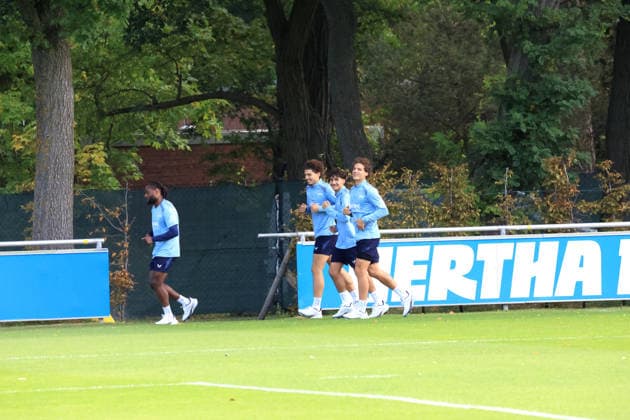 30.09.2026, DEU GER, Fussball , 2.Fussballbundesliga, Saison 2026 2027, Sportforum, Hertha BSC, Training Hertha-SpielerkreisDeyovaisio Zeefuik ( Hertha BSC Berlin 42 ), Soufian Gouram ( Hertha BSC Berlin 33 ), Selim Telib ( Hertha BSC Berlin 47 ), 2. Liga: DFB DFL regulations prohibit any use of photographs as image sequences and or quasi-video) nordphoto GmbH Engler Berlin Sportforum Berlin Deutschland Copyright: xNordphotox xEnglerx