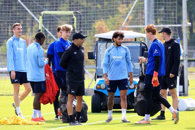30.09.2026, DEU GER, Fussball , 2.Fussballbundesliga, Saison 2026 2027, Sportforum, Hertha BSC, Training Cheftrainer Stefan Leitl ( Hertha BSC Berlin ), Hertha-Spielerkreis, Kevin Sessa ( Hertha BSC Berlin 8 ), Niklas Kolbe ( Hertha BSC Berlin 27 ), Jelani Ndi ( Hertha BSC Berlin 28 ), Konstantin Heide ( Hertha BSC Berlin 13 ), Co-Trainer Andreas Schumacher ( Hertha BSC Berlin ) 2. Liga: DFB DFL regulations prohibit any use of photographs as image sequences and or quasi-video) nordphoto GmbH Engler Berlin Sportforum Berlin Deutschland Copyright: xNordphotox xEnglerx