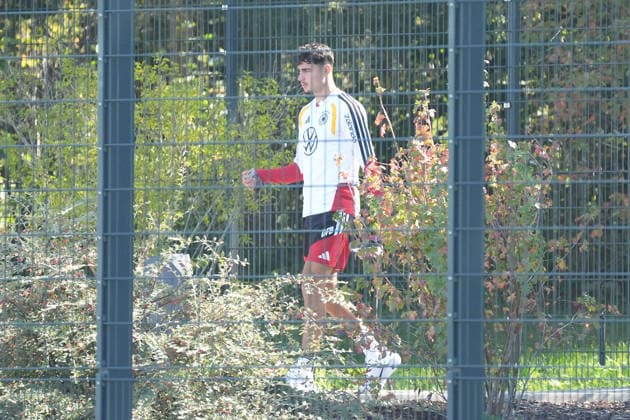 Aleksandar Pavlovic (Deutschland Germany) kommt als erster Spieler auf den Trainingsplatz vor seinem Heimspiel in München gegen das Heimatland seines Vaters Sebien - Herzo Base 30.09.2026: Deutsche Nationalmannschaft Nations League Vorbereitung, Home Ground, HerzoBase, World of Adidas, Herzogenaurach