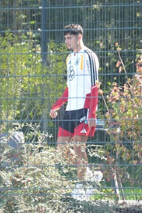Aleksandar Pavlovic (Deutschland Germany) kommt als erster Spieler auf den Trainingsplatz vor seinem Heimspiel in München gegen das Heimatland seines Vaters Sebien - Herzo Base 30.09.2026: Deutsche Nationalmannschaft Nations League Vorbereitung, Home Ground, HerzoBase, World of Adidas, Herzogenaurach