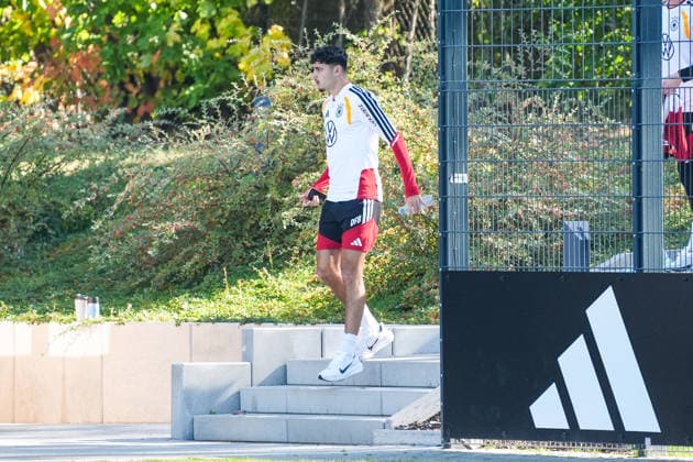 Aleksandar Pavlovic (Deutschland Germany) kommt als erster Spieler auf den Trainingsplatz vor seinem Heimspiel in München gegen das Heimatland seines Vaters Sebien - Herzo Base 30.09.2026: Deutsche Nationalmannschaft Nations League Vorbereitung, Home Ground, HerzoBase, World of Adidas, Herzogenaurach