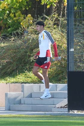 Aleksandar Pavlovic (Deutschland Germany) kommt als erster Spieler auf den Trainingsplatz vor seinem Heimspiel in München gegen das Heimatland seines Vaters Sebien - Herzo Base 30.09.2026: Deutsche Nationalmannschaft Nations League Vorbereitung, Home Ground, HerzoBase, World of Adidas, Herzogenaurach