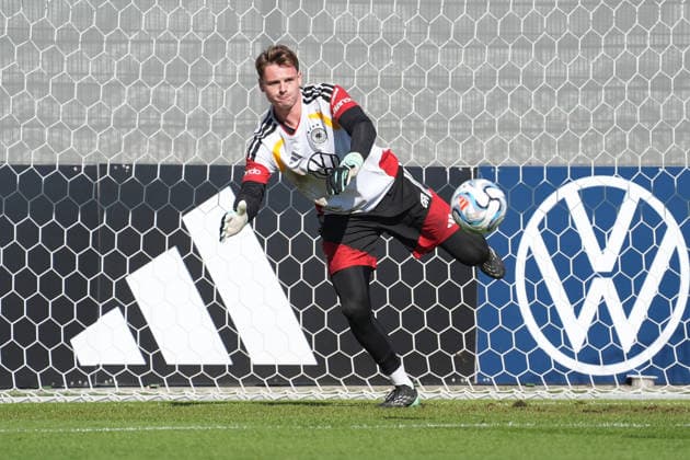 Parade von Torwart Goalie Jonas Urbig (Deutschland Germany) - Herzo Base 30.09.2026: Deutsche Nationalmannschaft Nations League Vorbereitung, Home Ground, HerzoBase, World of Adidas, Herzogenaurach