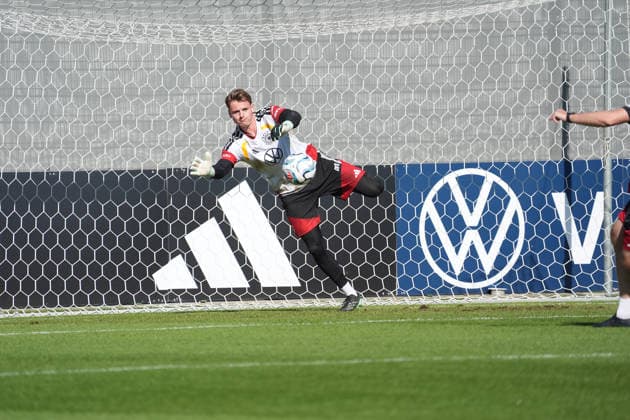 Flugeinlage und Parade von Torwart Goalie Jonas Urbig (Deutschland Germany) - Herzo Base 30.09.2026: Deutsche Nationalmannschaft Nations League Vorbereitung, Home Ground, HerzoBase, World of Adidas, Herzogenaurach