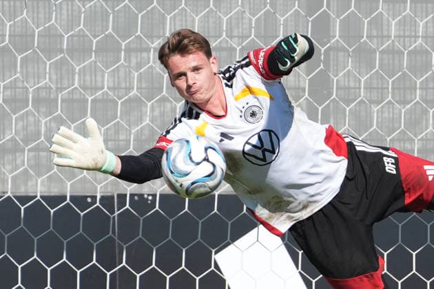 Flugeinlage und Parade von Torwart Goalie Jonas Urbig (Deutschland Germany) - Herzo Base 30.09.2026: Deutsche Nationalmannschaft Nations League Vorbereitung, Home Ground, HerzoBase, World of Adidas, Herzogenaurach