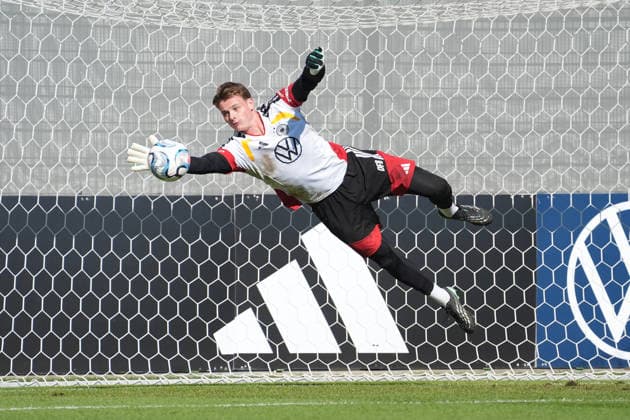 Flugeinlage und Parade von Torwart Goalie Jonas Urbig (Deutschland Germany) - Herzo Base 30.09.2026: Deutsche Nationalmannschaft Nations League Vorbereitung, Home Ground, HerzoBase, World of Adidas, Herzogenaurach