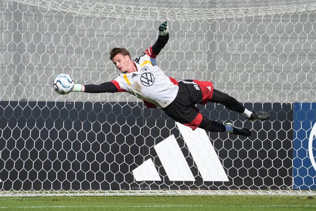 Flugeinlage und Parade von Torwart Goalie Jonas Urbig (Deutschland Germany) - Herzo Base 30.09.2026: Deutsche Nationalmannschaft Nations League Vorbereitung, Home Ground, HerzoBase, World of Adidas, Herzogenaurach