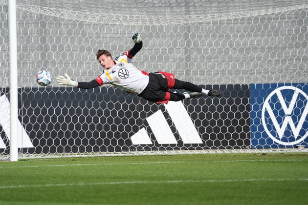 Flugeinlage und Parade von Torwart Goalie Jonas Urbig (Deutschland Germany) - Herzo Base 30.09.2026: Deutsche Nationalmannschaft Nations League Vorbereitung, Home Ground, HerzoBase, World of Adidas, Herzogenaurach