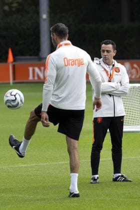 ZEIST - Xavi Hernandez and Ruud van Nistelrooij of the Dutch national team, Nationalteam during a training session in preparation for the Nations League matches against Greece and Serbia. OLAF KRAAK ANP xVIxANPxSportx xxANPxIVx 570865706 originalFilename: 570865706.jpg