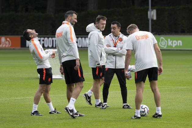 ZEIST - Xavi Hernandez of the Netherlands with assistants during a training session in preparation for the Nations League matches against Greece and Serbia. OLAF KRAAK ANP xVIxANPxSportx xxANPxIVx 570865765 originalFilename: 570865765.jpg