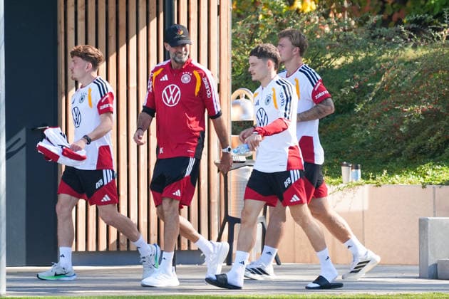 Bundestrainer Jürgen Klopp (Deutschland Germany) im Gespräch mit Florian Wirtz (Deutschland Germany) - Herzo Base 30.09.2026: Deutsche Nationalmannschaft Nations League Vorbereitung, Home Ground, HerzoBase, World of Adidas, Herzogenaurach