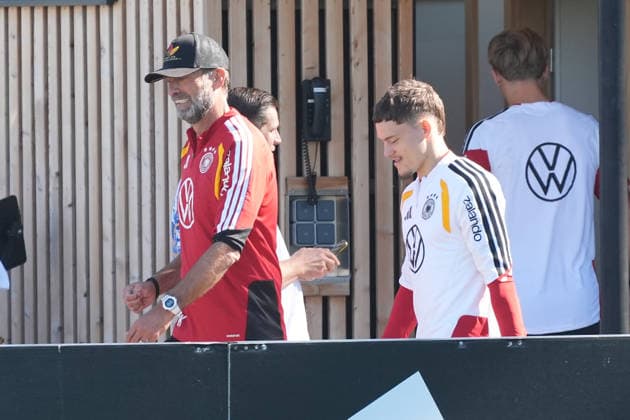 Bundestrainer Jürgen Klopp (Deutschland Germany) im Gespräch mit Florian Wirtz (Deutschland Germany) - Herzo Base 30.09.2026: Deutsche Nationalmannschaft Nations League Vorbereitung, Home Ground, HerzoBase, World of Adidas, Herzogenaurach