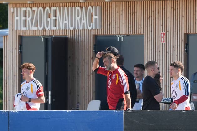 Bundestrainer Jürgen Klopp (Deutschland Germany) im Gespräch mit Florian Wirtz (Deutschland Germany) - Herzo Base 30.09.2026: Deutsche Nationalmannschaft Nations League Vorbereitung, Home Ground, HerzoBase, World of Adidas, Herzogenaurach