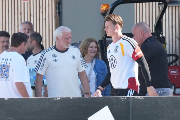 Sportdirektor Rudi Völler (Deutschland Germany) und Torwart Goalie Jonas Urbig (Deutschland Germany) - Herzo Base 30.09.2026: Deutsche Nationalmannschaft Nations League Vorbereitung, Home Ground, HerzoBase, World of Adidas, Herzogenaurach