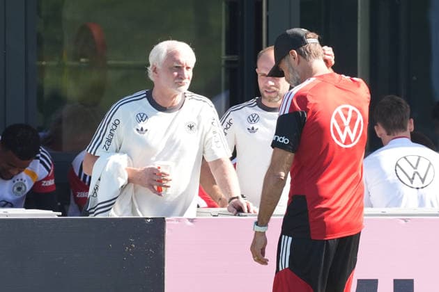 Sportdirektor Rudi Völler (Deutschland Germany) und Bundestrainer Jürgen Klopp (Deutschland Germany) wissen um den Ernst der Lage - Herzo Base 30.09.2026: Deutsche Nationalmannschaft Nations League Vorbereitung, Home Ground, HerzoBase, World of Adidas, Herzogenaurach