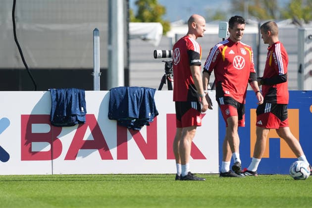 Trikots der WM 2026 hängel als Mahnmal oder Trainingsleibchen am Trainingsplatz - Herzo Base 30.09.2026: Deutsche Nationalmannschaft Nations League Vorbereitung, Home Ground, HerzoBase, World of Adidas, Herzogenaurach