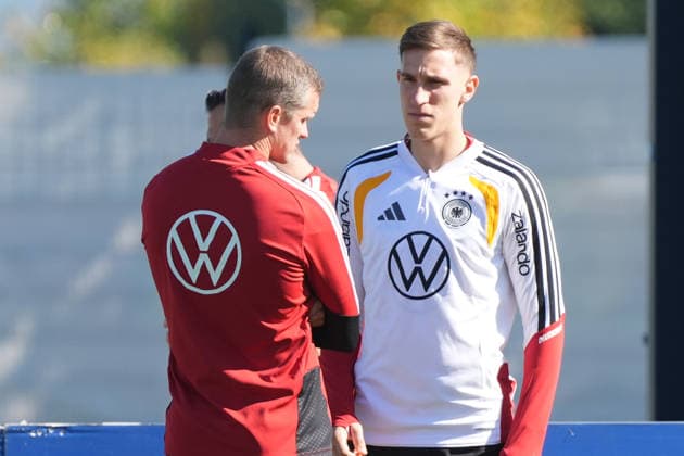 Co-Trainer Assistenztrainer Sven Bender (Deutschland Germany) im Gespräch mit Nico Schlotterbeck (Deutschland Germany) - Herzo Base 30.09.2026: Deutsche Nationalmannschaft Nations League Vorbereitung, Home Ground, HerzoBase, World of Adidas, Herzogenaurach