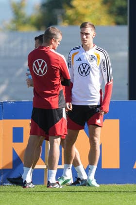 Co-Trainer Assistenztrainer Sven Bender (Deutschland Germany) im Gespräch mit Nico Schlotterbeck (Deutschland Germany) - Herzo Base 30.09.2026: Deutsche Nationalmannschaft Nations League Vorbereitung, Home Ground, HerzoBase, World of Adidas, Herzogenaurach