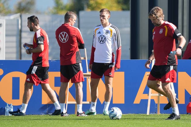 Co-Trainer Assistenztrainer Sven Bender (Deutschland Germany) im Gespräch mit Nico Schlotterbeck (Deutschland Germany) - Herzo Base 30.09.2026: Deutsche Nationalmannschaft Nations League Vorbereitung, Home Ground, HerzoBase, World of Adidas, Herzogenaurach