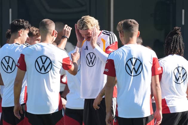 Nick Woltemade (Deutschland Germany) hat beim Trainingsspiel verloren und wird am Ohr geschnickt - Herzo Base 30.09.2026: Deutsche Nationalmannschaft Nations League Vorbereitung, Home Ground, HerzoBase, World of Adidas, Herzogenaurach