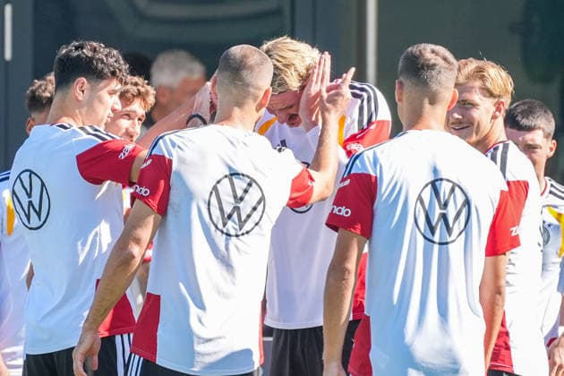 Nick Woltemade (Deutschland Germany) hat beim Trainingsspiel verloren und wird am Ohr geschnickt - Herzo Base 30.09.2026: Deutsche Nationalmannschaft Nations League Vorbereitung, Home Ground, HerzoBase, World of Adidas, Herzogenaurach