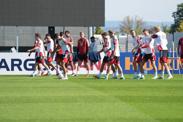 Mannschaft läuft sich warm - Herzo Base 30.09.2026: Deutsche Nationalmannschaft Nations League Vorbereitung, Home Ground, HerzoBase, World of Adidas, Herzogenaurach