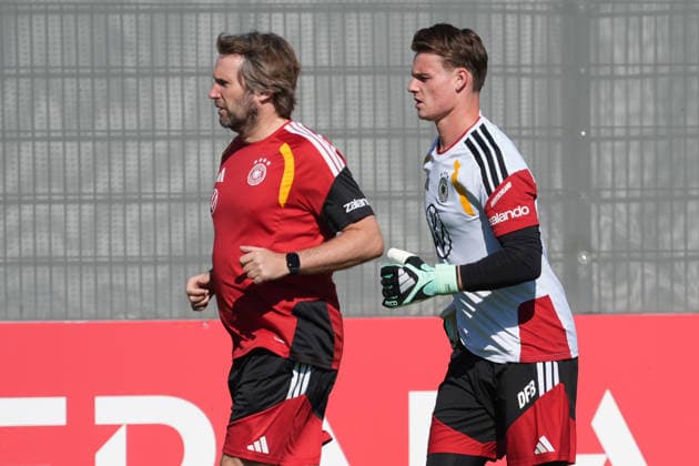 Torwart Goalie Jonas Urbig (Deutschland Germany) mit Torwarttrainer Stefan Wessels (Deutschland Germany) - Herzo Base 30.09.2026: Deutsche Nationalmannschaft Nations League Vorbereitung, Home Ground, HerzoBase, World of Adidas, Herzogenaurach