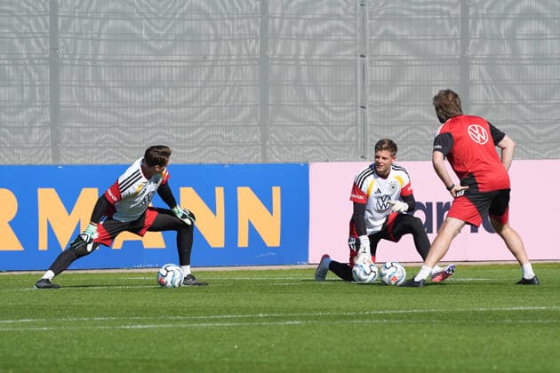 Torwart Goalie Jonas Urbig (Deutschland Germany), Torwart Goalie Finn Dahmen (Deutschland, Germany) mit Torwarttrainer Stefan Wessels (Deutschland Germany) - Herzo Base 30.09.2026: Deutsche Nationalmannschaft Nations League Vorbereitung, Home Ground, HerzoBase, World of Adidas, Herzogenaurach