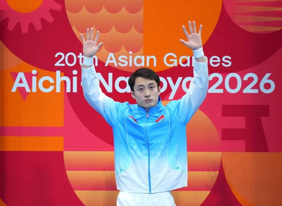 (260930) -- TOKYO, Sept. 30, 2026 -- Lian Junjie of China waves before the men s 10m platform final of diving at the 20th Asian Games Aichi-Nagoya 2026 in Tokyo, Japan, Sept. 30, 2026. ) (SP)JAPAN-TOKYO-ASIAN GAMES-DIVING-MEN S 10M PLATFORM-FINAL ChenxZeguo 