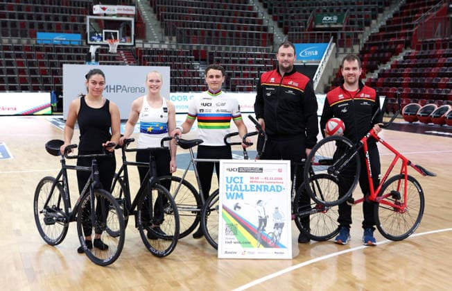 2026.09.30, Deutschland, Ludwigsburg, Radsport UCI Hallenrad-WM 2026 PK, v.l. die Kunstradfahrer:innen Sofia Reichert, Lara Füller, Philipp-Thies Rapp und das deutsche Radball-Team Michael Birkner und Robert Mlady