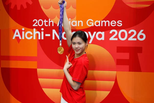 (260930) -- TOKYO, Sept. 30, 2026 -- Lin Shan of China, gold medalist of the women s 1m springboard poses for photos after diving competition at the 20th Asian Games Aichi-Nagoya 2026 in Tokyo, Japan, Sept. 30, 2026. ) (SP)JAPAN-TOKYO-ASIAN GAMES-DIVING WuxZhizun 
