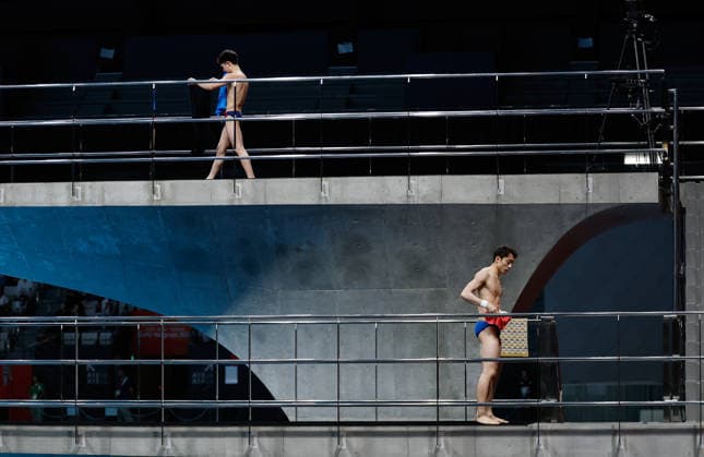 (260930) -- TOKYO, Sept. 30, 2026 -- Lian Junjie (bottom) and Zhao Renjie of China react during the men s 10m platform final of diving at the 20th Asian Games Aichi-Nagoya 2026 in Tokyo, Japan, Sept. 30, 2026. ) (SP)JAPAN-TOKYO-ASIAN GAMES-DIVING-MEN S 10M PLATFORM-FINAL WuxZhizun 